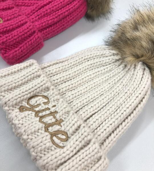 Beanie met pompon – geborduurd met naam